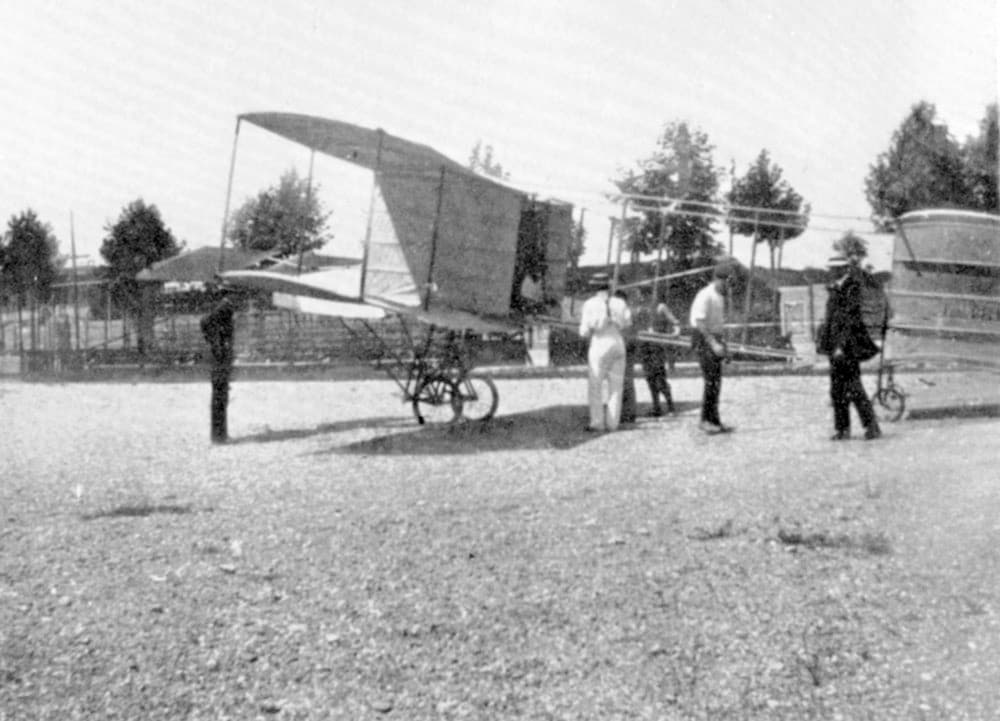 1908. Il Voisin di Delagrange prima del volo nella piazza d'armi di Torino