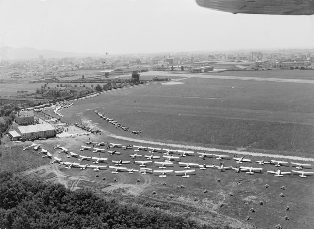 Luglio 1959. Vista generale del raduno aereo durante la cerimonia di inaugurazione della nuova sede