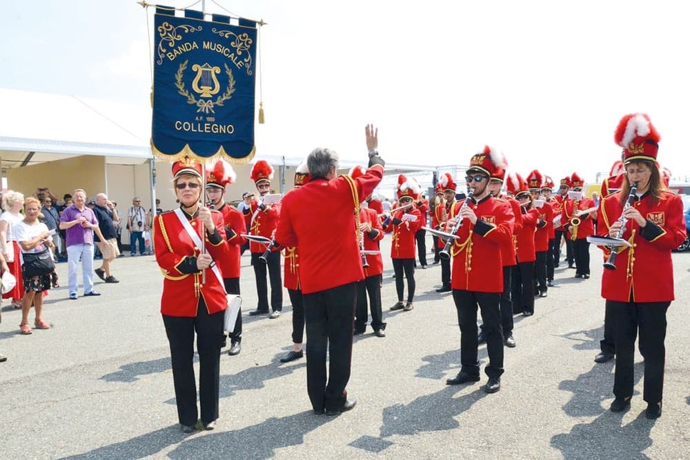 La banda comunale di Collegno suona l'inno nazionale