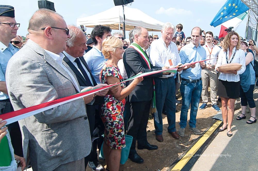 Taglio del nastro con le autorità