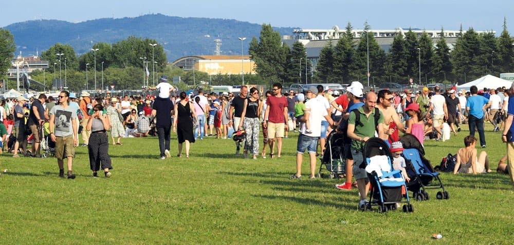 La folla assiste all'Air Show
