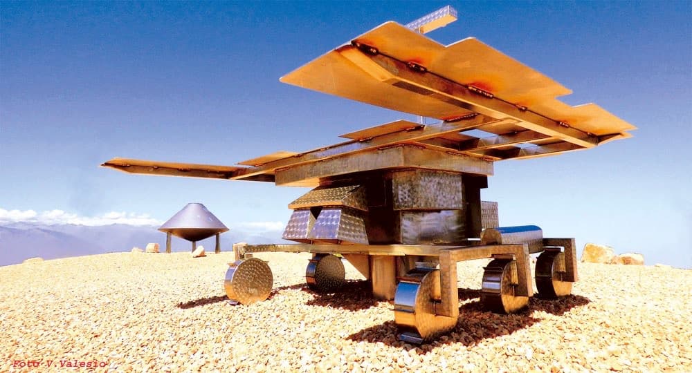 La rotonda con la replica del Mars Rover