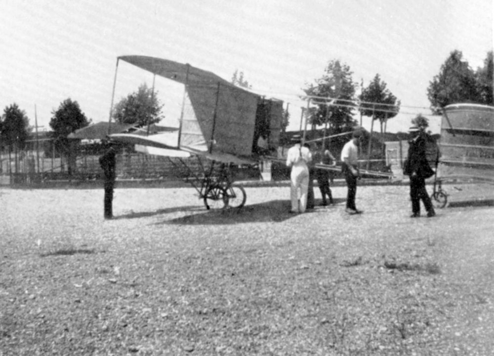 1908. Il Voisin di Delagrange prima del volo nella piazza d'armi di Torino
