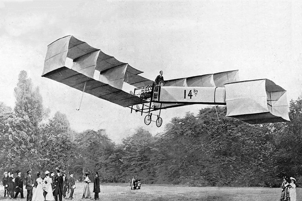 23 ottobre 1906, Parigi. Santos Dumont con il suo Canard 14 bis