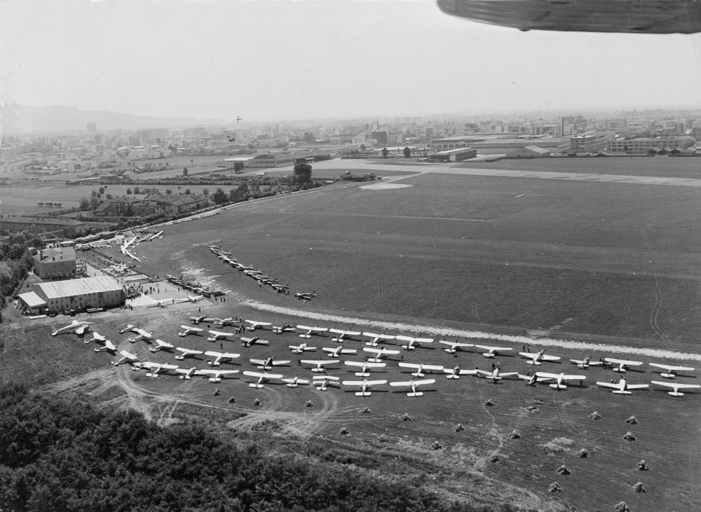Luglio 1959. Vista generale del raduno aereo durante la cerimonia di inaugurazione della nuova sede
