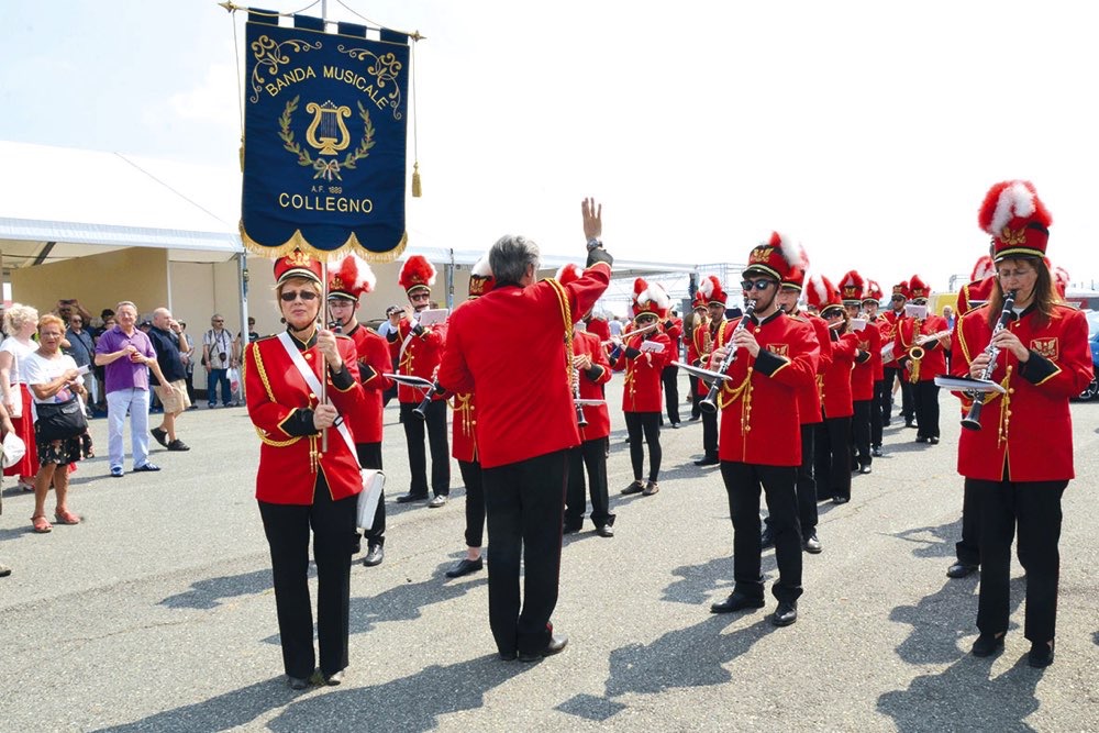 La banda comunale di Collegno suona l'inno nazionale