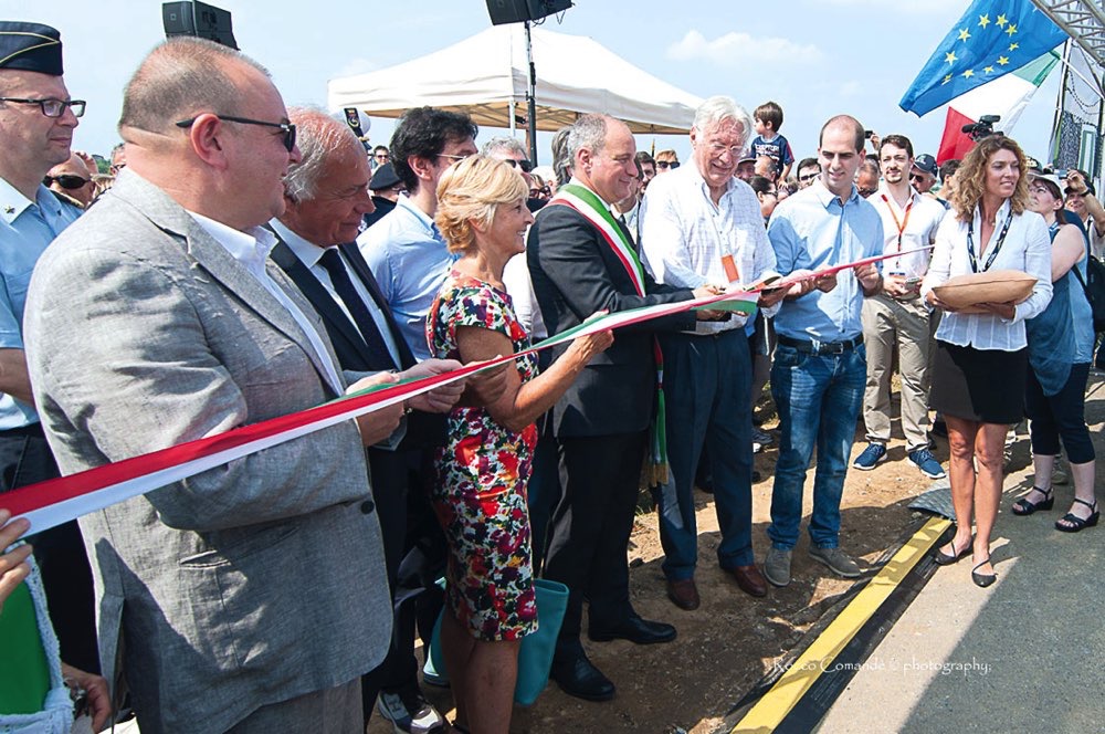 Taglio del nastro con le autorità