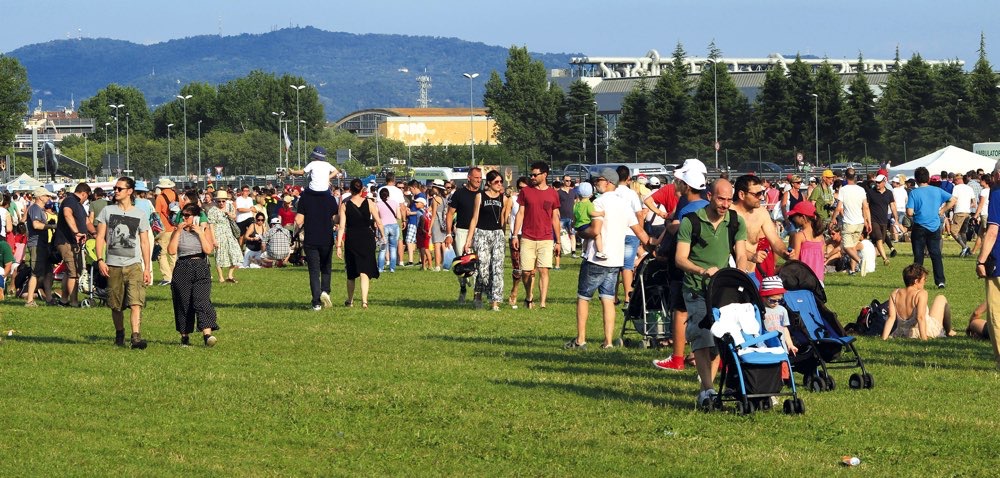 La folla assiste all'Air Show