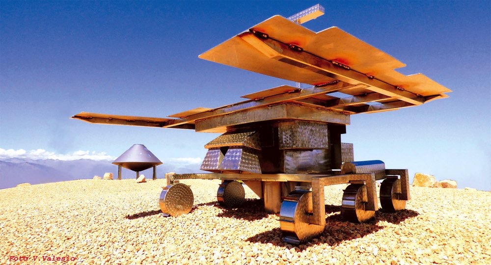 La rotonda con la replica del Mars Rover